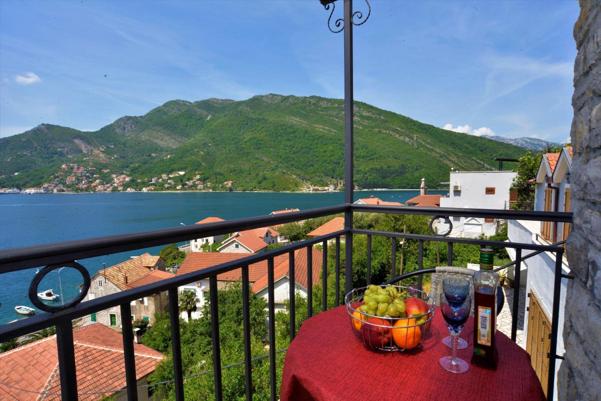 Apartments Okuka Tivat Bagian luar foto